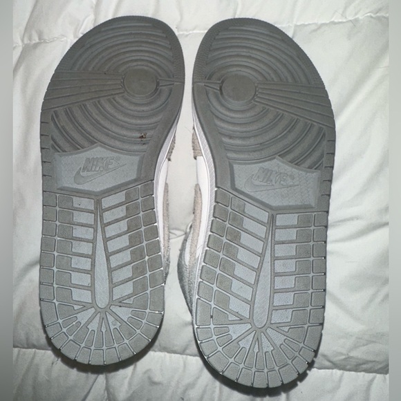 2022 Woman’s Air Jordan 1 Mid SE 'Particle Grey' - Picture 5 of 6